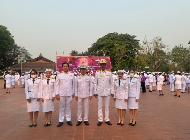 ร่วมพิธีเจริญพระพุทธมนต์ ทำบุญตักบาตร และวางพานพุ่ม ... พารามิเตอร์รูปภาพ 1