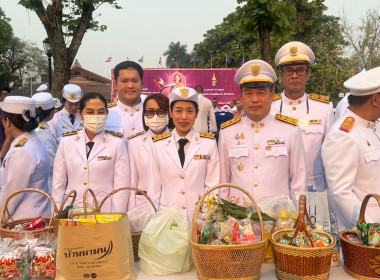 ร่วมพิธีเจริญพระพุทธมนต์ ทำบุญตักบาตร และวางพานพุ่ม ... พารามิเตอร์รูปภาพ 2