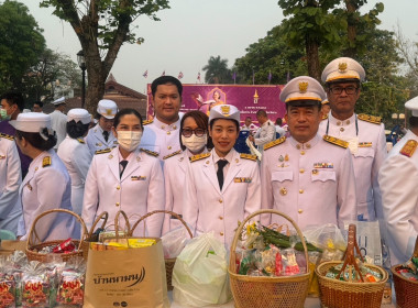 ร่วมพิธีเจริญพระพุทธมนต์ ทำบุญตักบาตร และวางพานพุ่ม ... พารามิเตอร์รูปภาพ 3