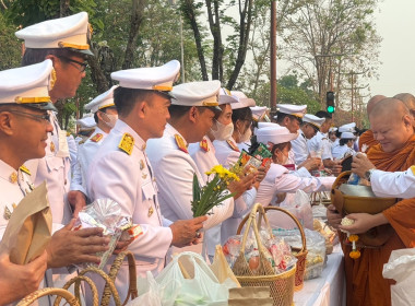 ร่วมพิธีเจริญพระพุทธมนต์ ทำบุญตักบาตร และวางพานพุ่ม ... พารามิเตอร์รูปภาพ 4