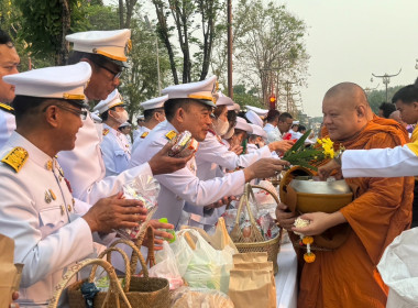 ร่วมพิธีเจริญพระพุทธมนต์ ทำบุญตักบาตร และวางพานพุ่ม ... พารามิเตอร์รูปภาพ 5