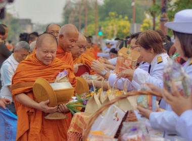 พิธีเจริญพระพุทธมนต์ ทำบุญตักบาตรถวายพระราชกุศล ... พารามิเตอร์รูปภาพ 8