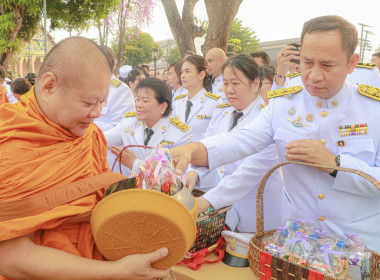 พิธีเจริญพระพุทธมนต์ ทำบุญตักบาตรถวายพระราชกุศล ... พารามิเตอร์รูปภาพ 9